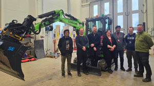 Koneen luovutus ja perusteellinen tekninen käyttökoulutus järjestettiin hiljattain Centrian tiloissa. Luovutuksesta vastasi Cerentalin Eetu Tyster, ja paikalla oli laaja joukko hankkeeseen osallistuvia. Uuden teknologian äärellä olivat mukana: Niko Mäkitalo, Efta Bashar & Joona Nuorala (Kokkolan yliopistokeskus Chydenius) Marjut Koskela & Ahmed Nouman (Centria) Jouni Jänkä (KPEDU)